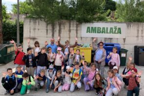 Drugaši OŠ Luka Paljetka u posjeti reciklažnom dvorištu