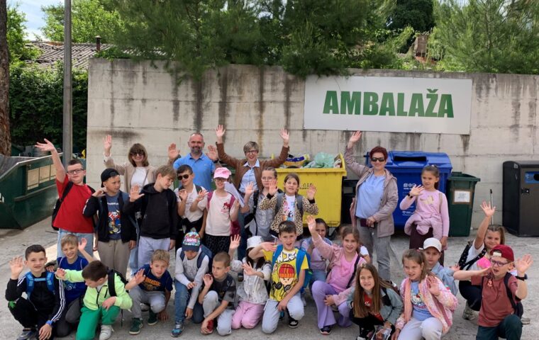 Drugaši OŠ Luka Paljetka u posjeti reciklažnom dvorištu